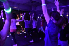 【潜入】早朝、暗闇、DJ。新感覚エクササイズ「クラブヨガ」とは