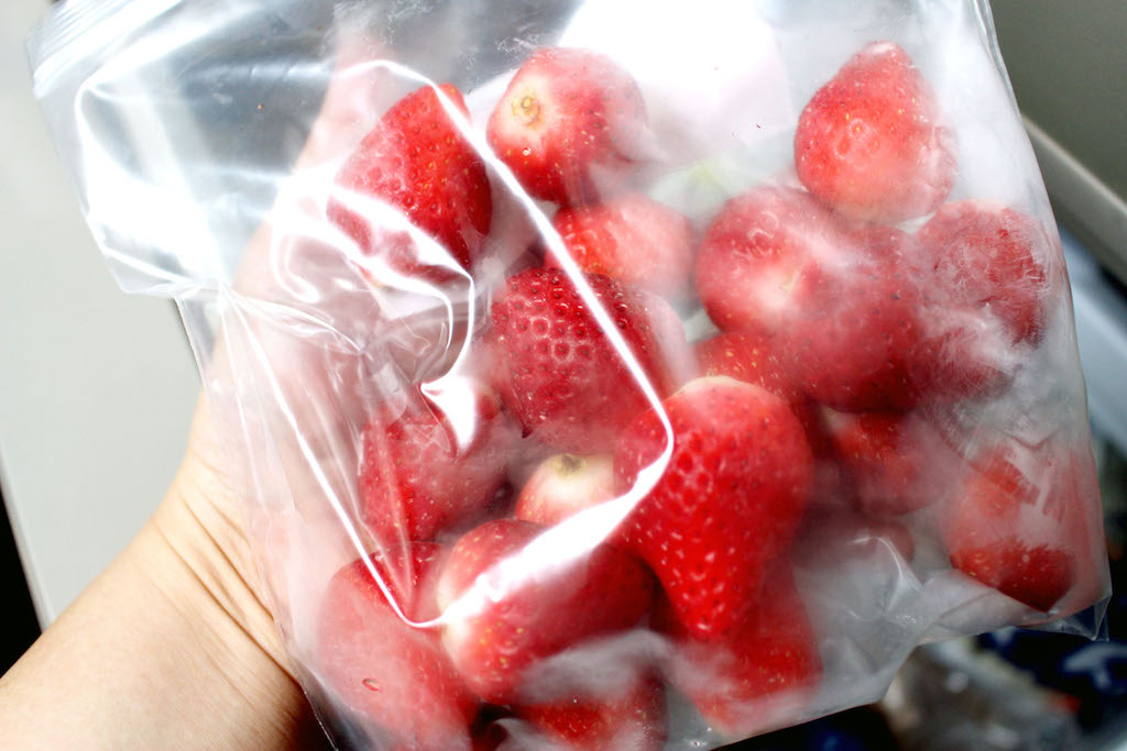 栄養価を落とさないイチゴの保存方法とは。栄養士に聞いた冷凍フルーツのおいしい食べ方 | 健康×スポーツ『MELOS』