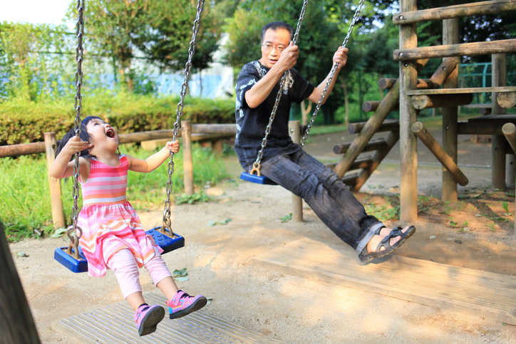公園で安全に遊ぶための必須知識 遊具の年齢制限や検査マークをチェックしよう 子育て スポーツ Melos