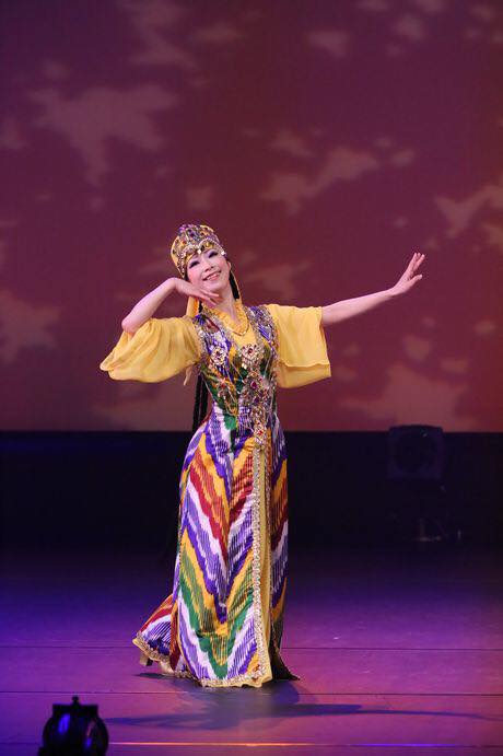 ウズベキスタンの民族舞踊 ウズベクダンス の魅力とは 踊りの種類や衣装 動きの特徴を解説 趣味 スポーツ Melos