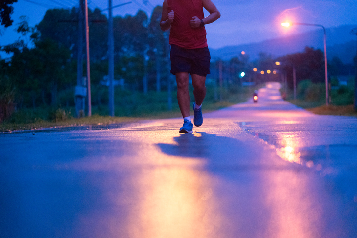 夜遅く 深夜に走るときの注意点は 夜のランニングを安全にこなす5つのポイント トレーニング スポーツ Melos