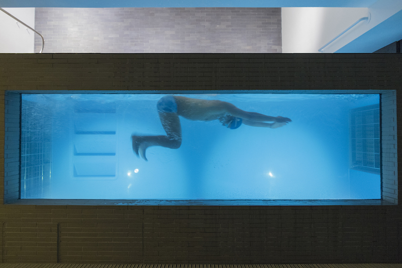 腰を落とさず膝をお腹に近づける