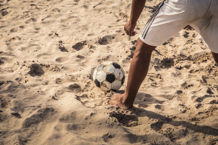 砂浜でアクロバティックプレー ビーチサッカー を親子で楽しもう 子育て スポーツ Melos