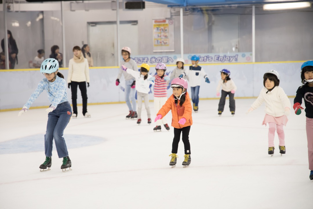 アイススケートで遊ぶ子供たち