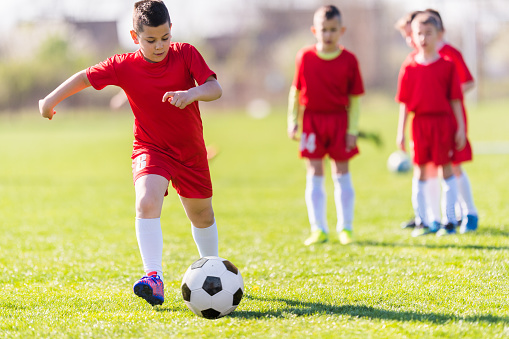 目指せjリーガー 少年サッカーの場合 子どものスポーツ習い事の費用 3 子育て スポーツ Melos