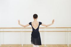 たるみやすい「二の腕の内側」を鍛えるトレーニング│バレエダンサーはなぜ細い？バレエに学ぶ筋トレ＆ストレッチ