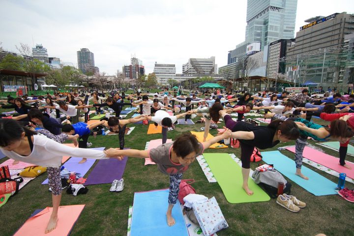 Gwは芝生でリフレッシュ 大阪 天王寺公園 てんしば でlavaがチャリティヨガイベント開催 ニュース スポーツ Melos