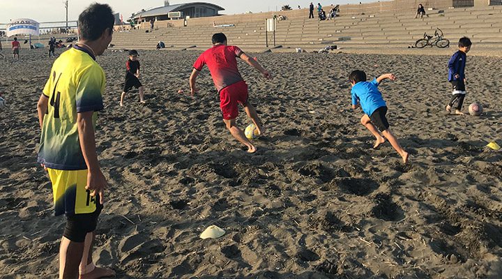 砂の上で素足サッカー 子ども向け ビーチサッカークリニック 開催 子育て スポーツ Melos