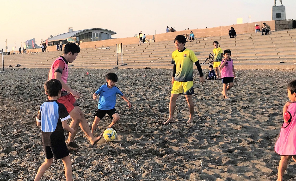 砂の上で素足サッカー 子ども向け ビーチサッカークリニック 開催 子育て スポーツ Melos