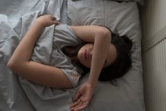 ストレスが多い女性と少ない女性の「睡眠」を比較。ストレスと眠りの関係性