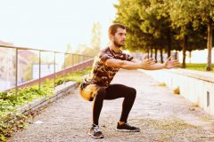 ランナーにおすすめの筋トレ「スクワット」。目的別のやり方、トレーニングメニュー例を解説