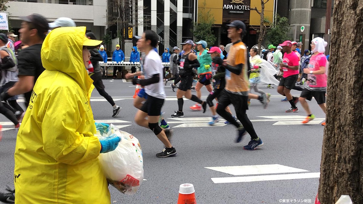 知っておきたいスポーツボランティアの存在や役割 東京マラソンでその裏側を取材した おすすめ記事 スポーツ Melos