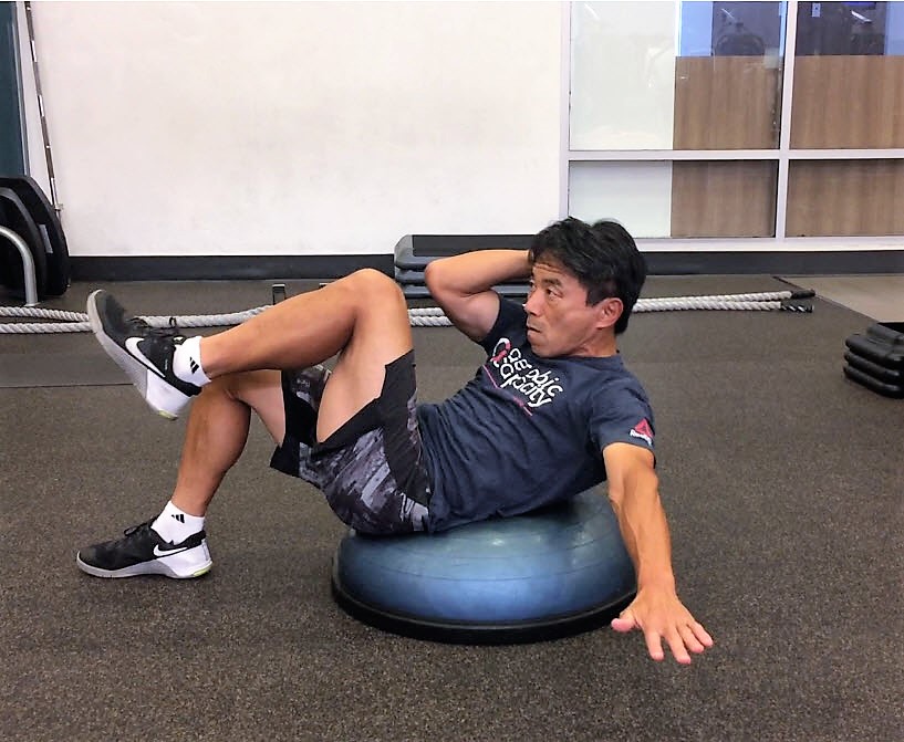 半円形バランスボール Bosu ボス の効果的な使い方と 体幹トレーニング5種目 トレーニング スポーツ Melos