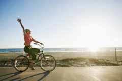 「日常的に運動をしている人は、年収が低めでも幸福感は高い」120万人の大規模調査
