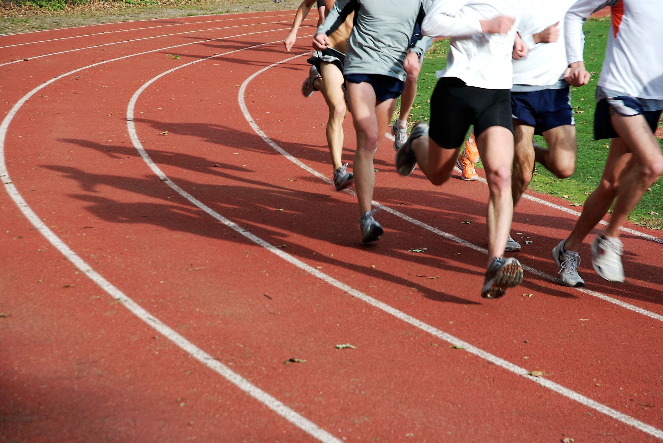 なぜマラソン練習にトラックレースが効果的なのか メリットとトレーニング時のポイントを解説 トレーニング スポーツ Melos