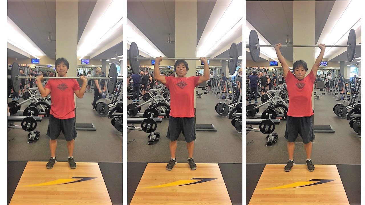 バーベルを持ってミリタリープレス