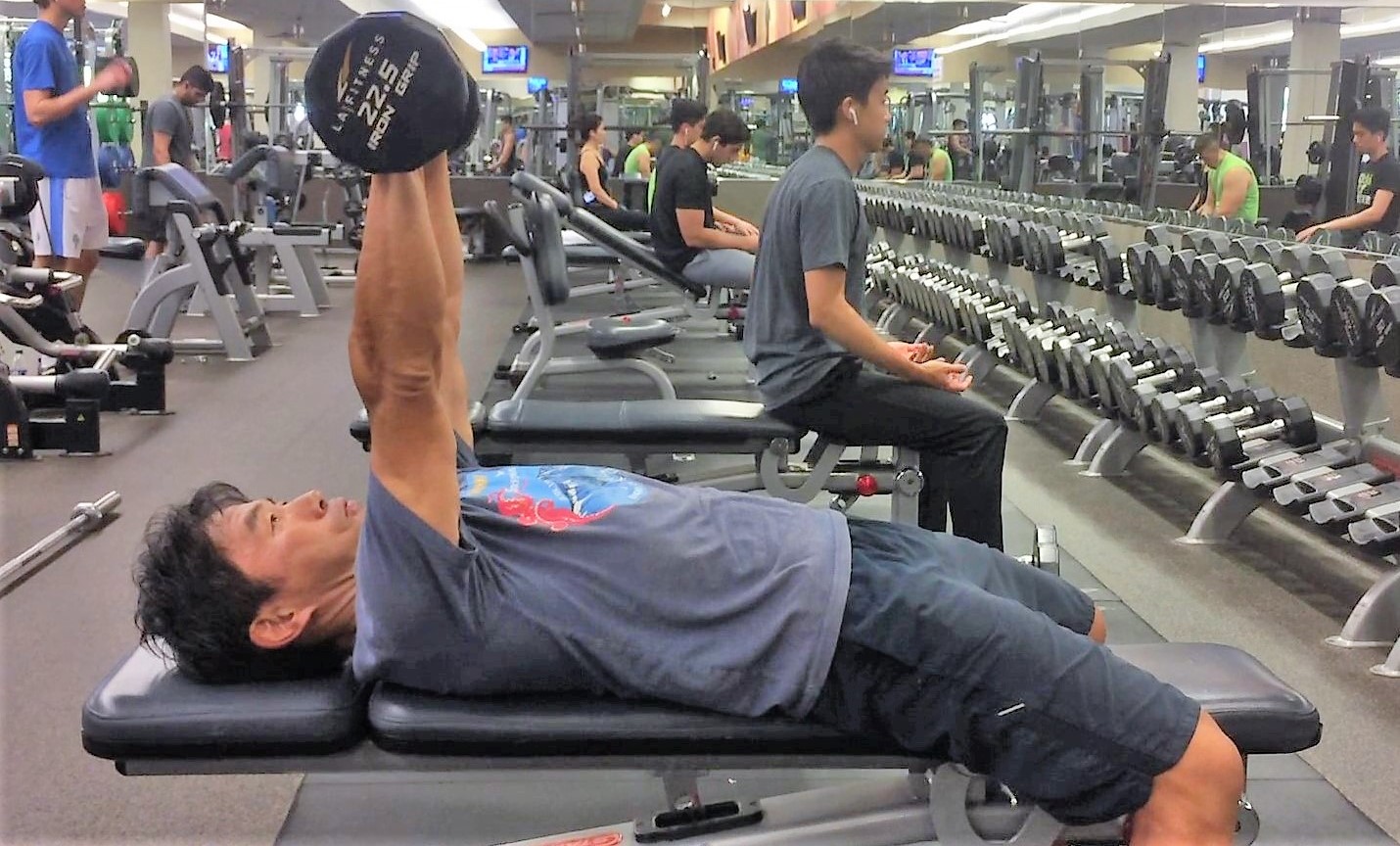 ダンベルベンチプレスの図