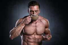 カフェインは筋トレ効果を高めるのか。1日の摂取量と中毒症状を防ぐ飲み方、コーヒー豆知識［管理栄養士監修］