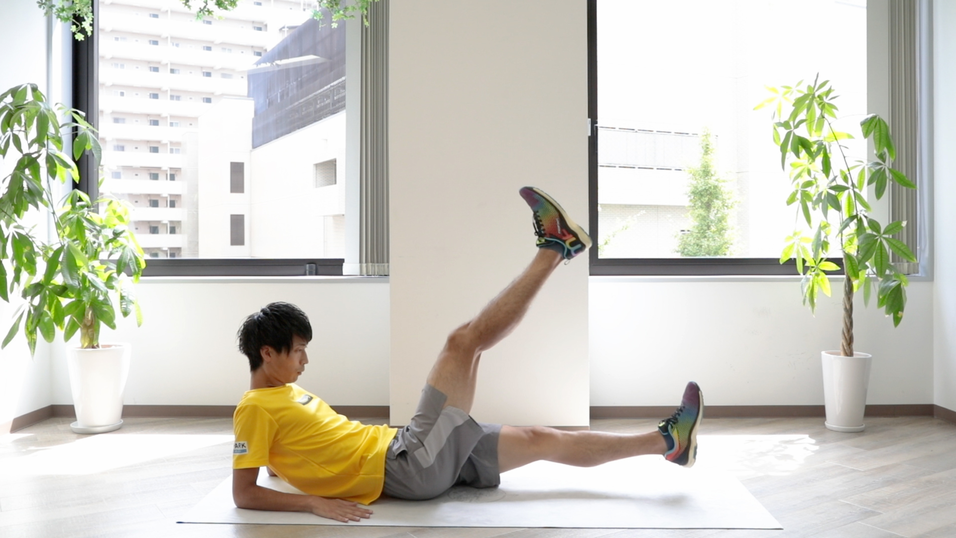 運動が苦手でもできる腹筋トレーニング バタ足キック お腹を鍛える筋トレ