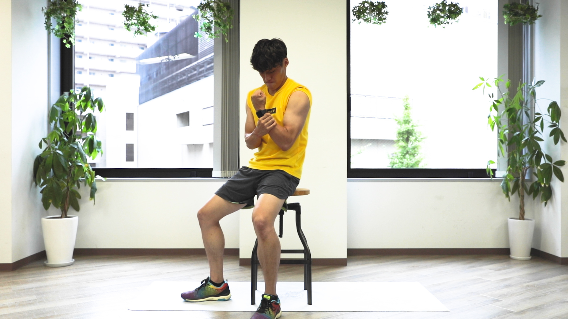 道具ナシ 力こぶの筋肉を鍛える筋トレ パームカール トレーニング スポーツ Melos