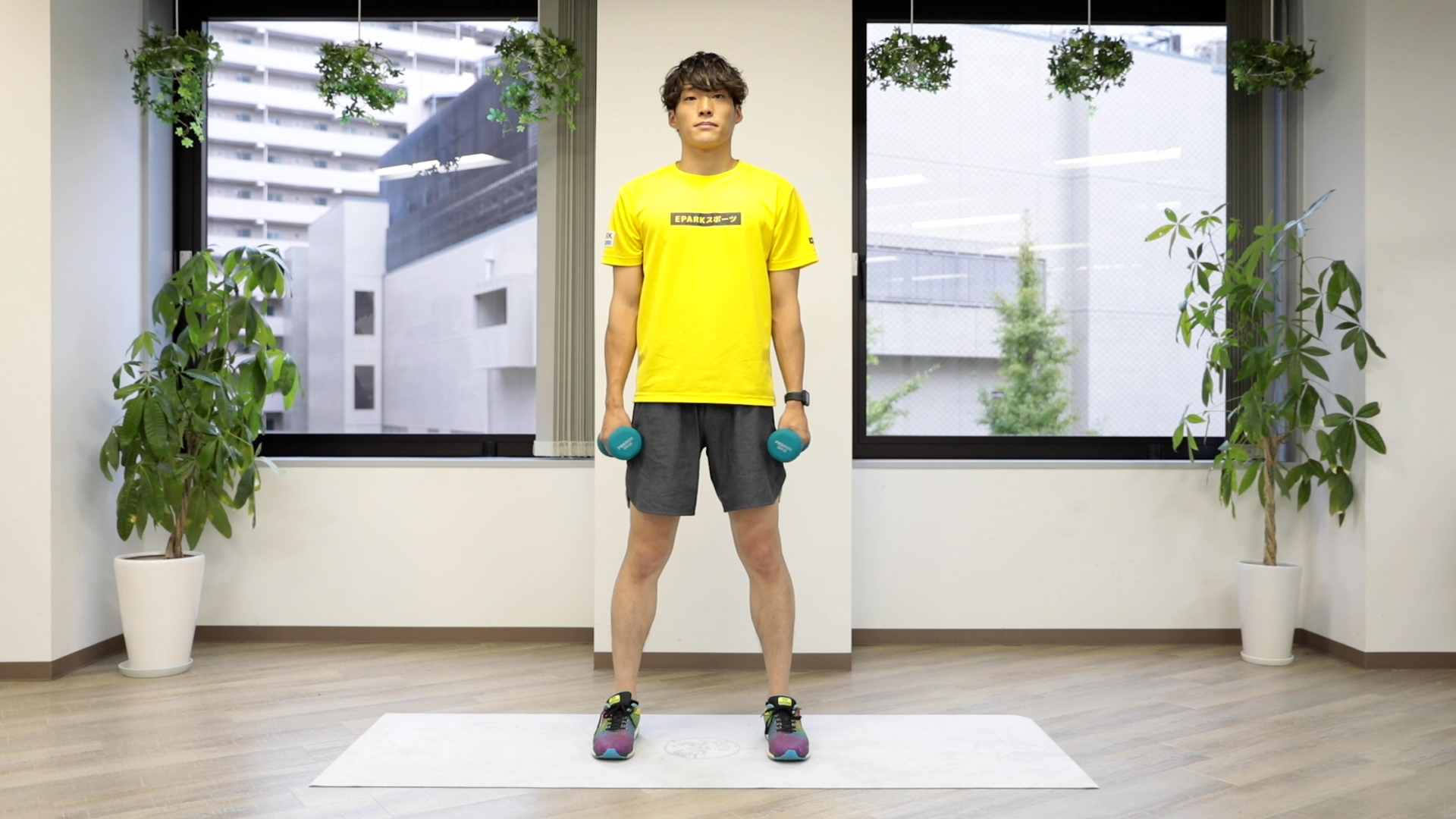 背筋は部位別に筋トレせよ 背中の筋肉 広背筋 脊柱起立筋 僧帽筋 を鍛えるダンベルトレーニング5選 トレーニング スポーツ Melos