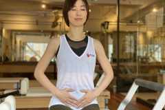 「胸式呼吸」の効果とやり方。腹式呼吸との違いは？zen placeのピラティスインストラクターが解説
