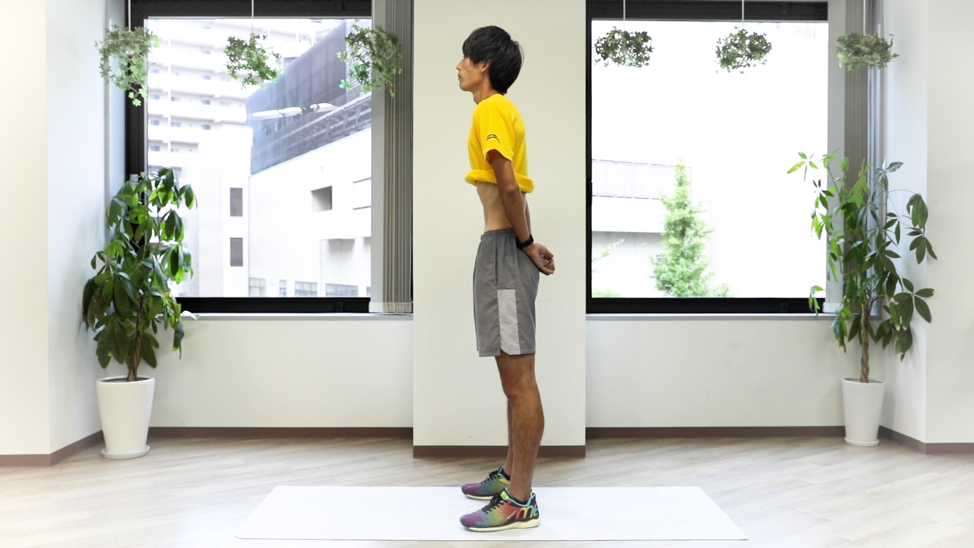 立ったまま腹筋を鍛える筋トレ ドローイング の効果的なやり方 トレーニング スポーツ Melos