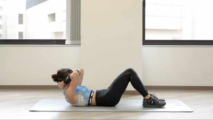 寝ながらできる腹筋トレーニング お腹を割る自宅筋トレメニュー 毎日2分 トレーニング スポーツ Melos