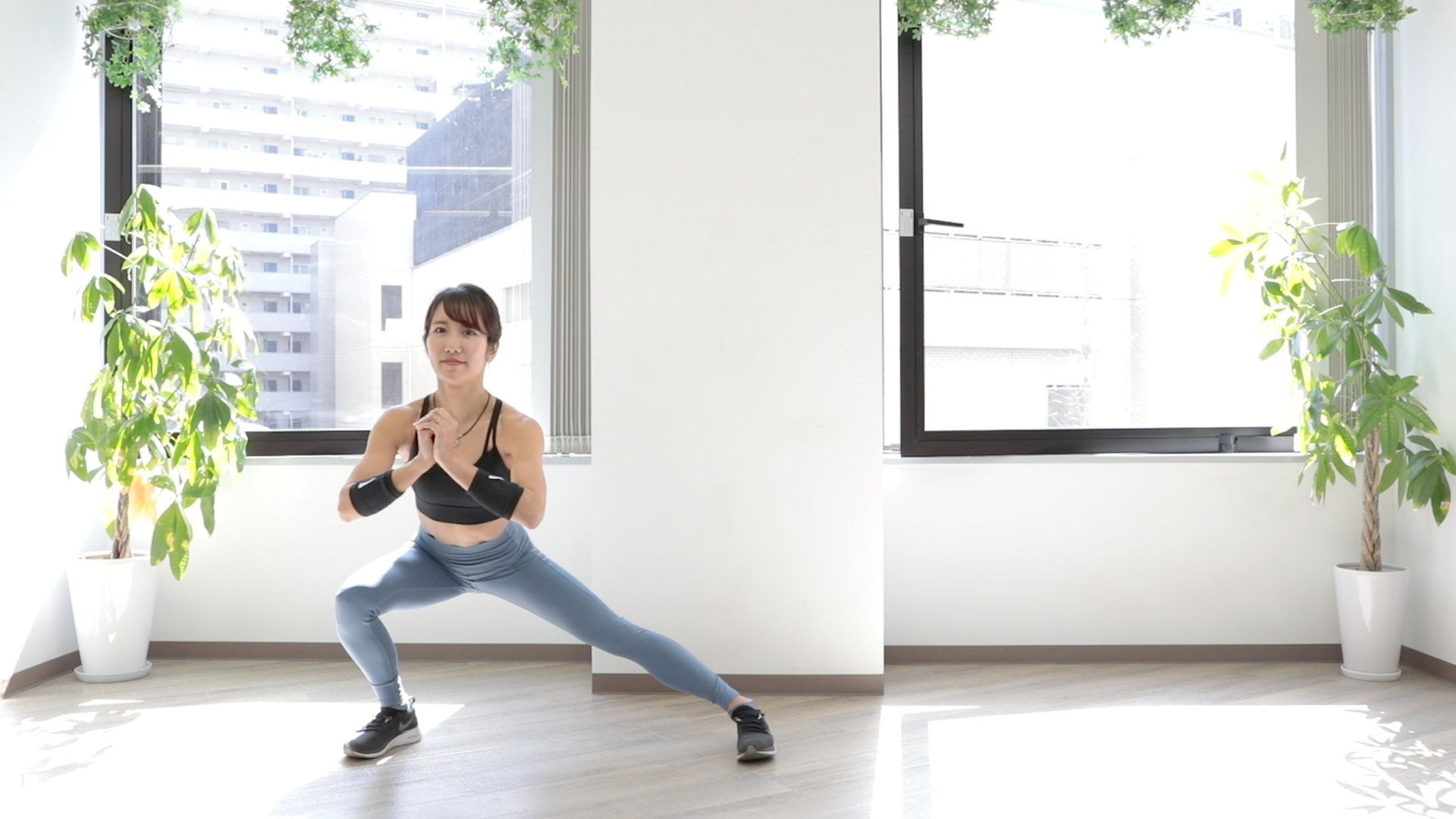 サイドランジ　片足を左に踏み込む