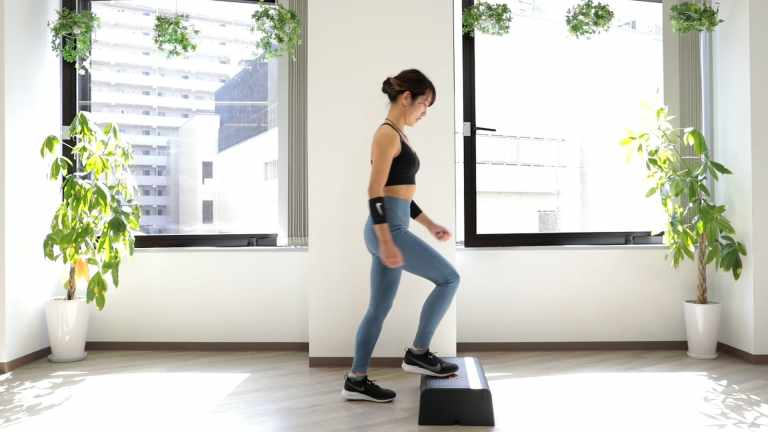 自宅で手軽に有酸素運動ダイエット「踏み台昇降（ステップ運動）」の正しいやり方 | トレーニング×スポーツ『MELOS』