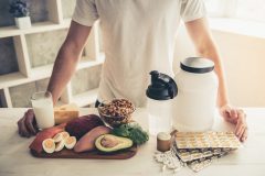 プロテイン以外でサプリは飲んでる？筋トレの聖地・ゴールドジムトレーナーに聞いてみた
