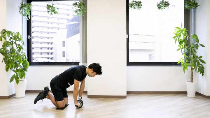 腹筋ローラー 膝をついて30秒転がすだけ お腹を鍛える腹筋トレーニング トレーニング スポーツ Melos