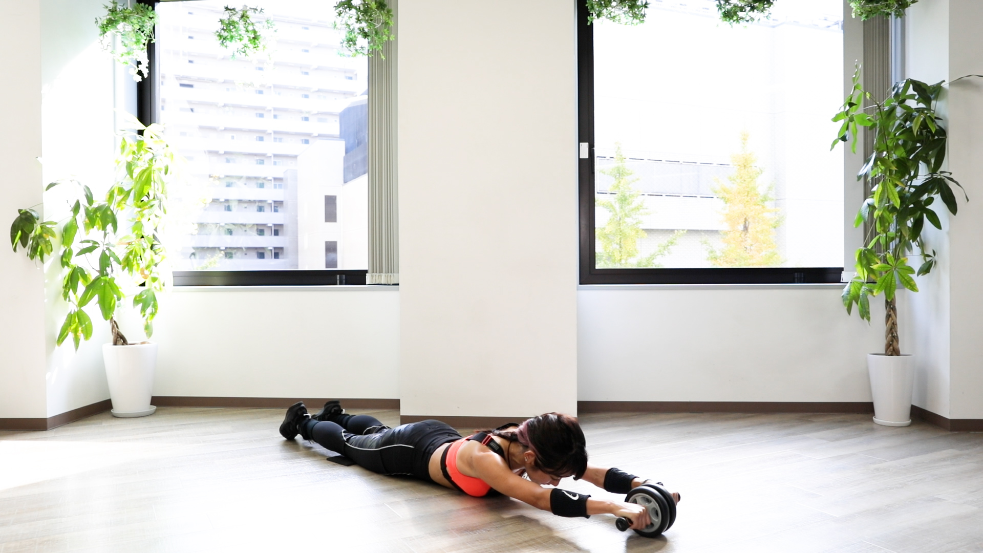 腹筋ローラーを引き戻さず、そのまま前に倒れ込む