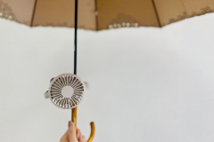 日傘に「クリップ式ミニ扇風機」、暑さ対策におすすめ。雨の日にもよき｜編集部の推しアイテム