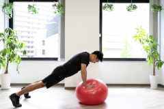 バランスボールでダイエット｜効果的な使い方と、体幹や腹筋を鍛えるトレーニング＆ストレッチ