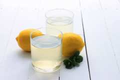 「レモン水」にダイエット効果があるってホント？作り方と、食後血糖値を抑える飲み方