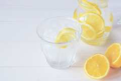「レモン水」にダイエット効果があるってホント？作り方と、食後血糖値を抑える飲み方