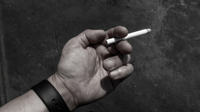 タバコを吸っている手
