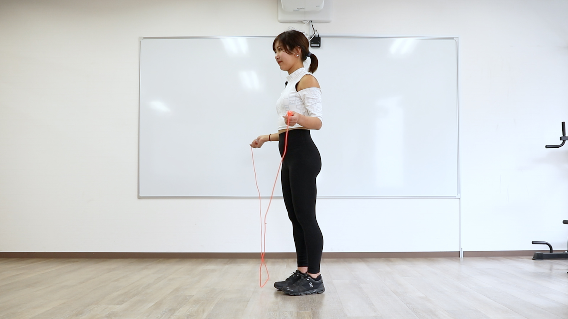 後ろとびのやり方の写真1_足を揃えて縄を前にセットする