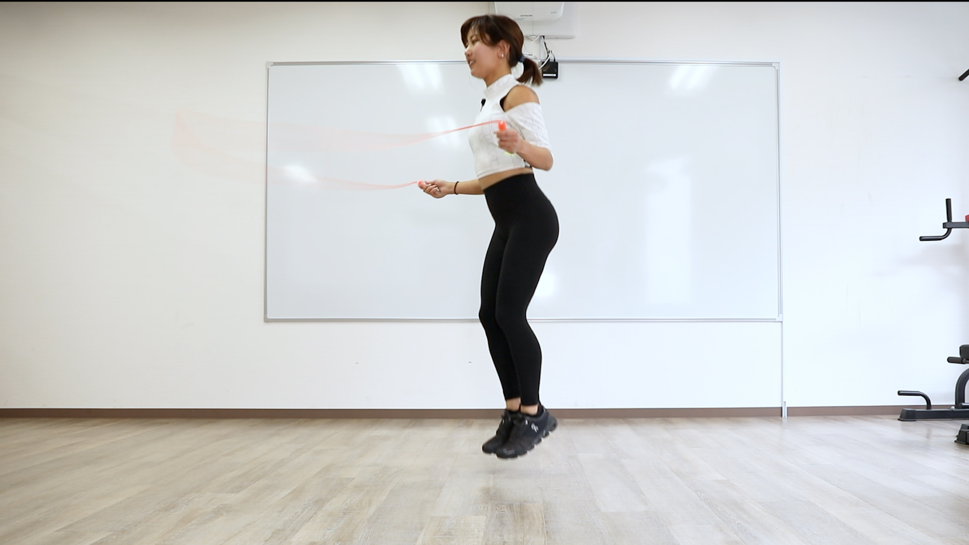 後ろとびのやり方の写真2_両足でジャンプすると同時に、縄を後ろに回す