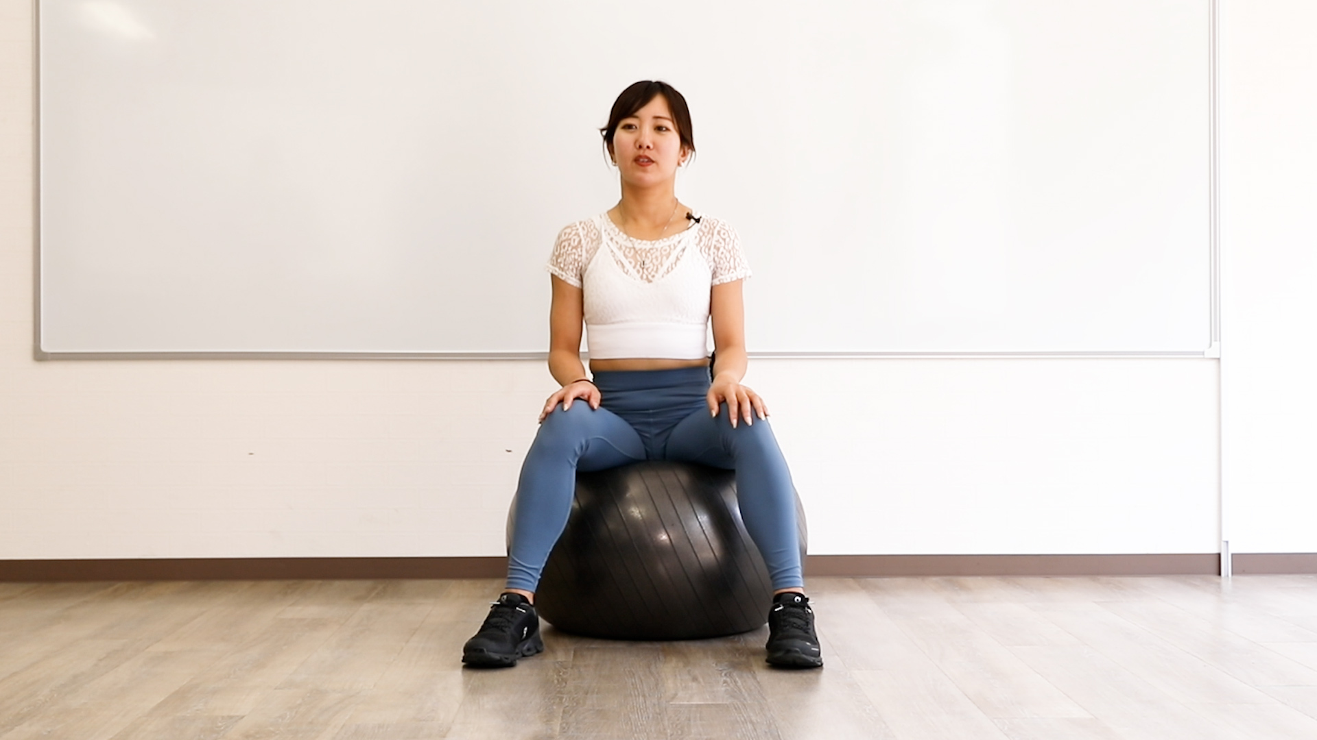 バランスボール(着座)のやり方1_バランスボールの上に座る