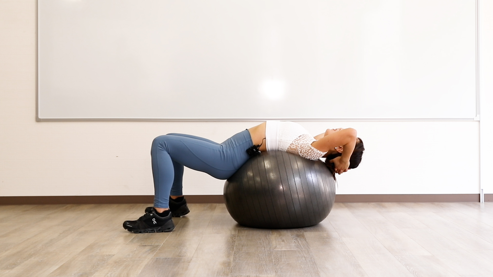 バランスボールクランチのやり方1_バランスボールに仰向けで体を乗せる