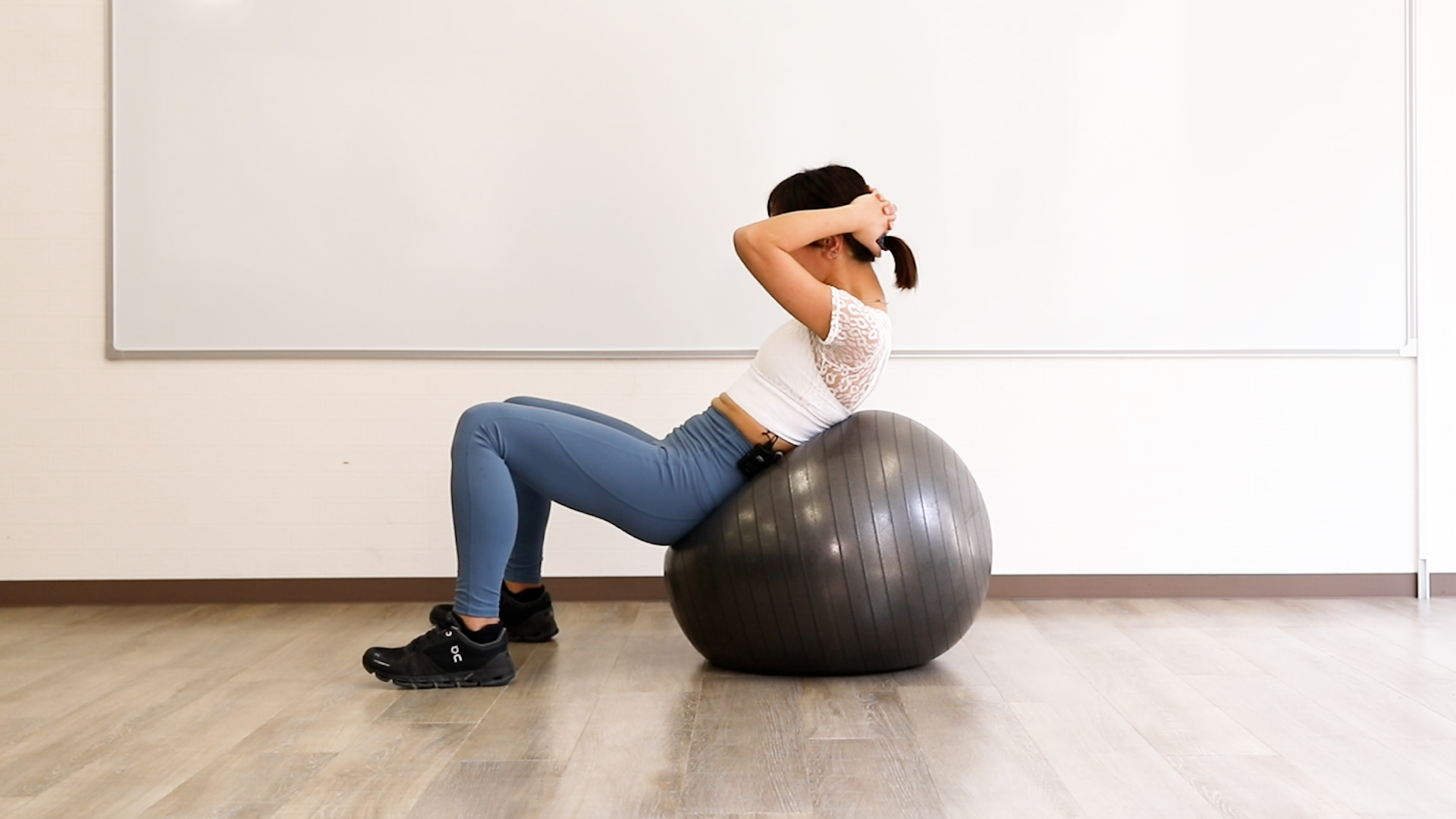 バランスボールクランチのやり方2_上半身を起こす