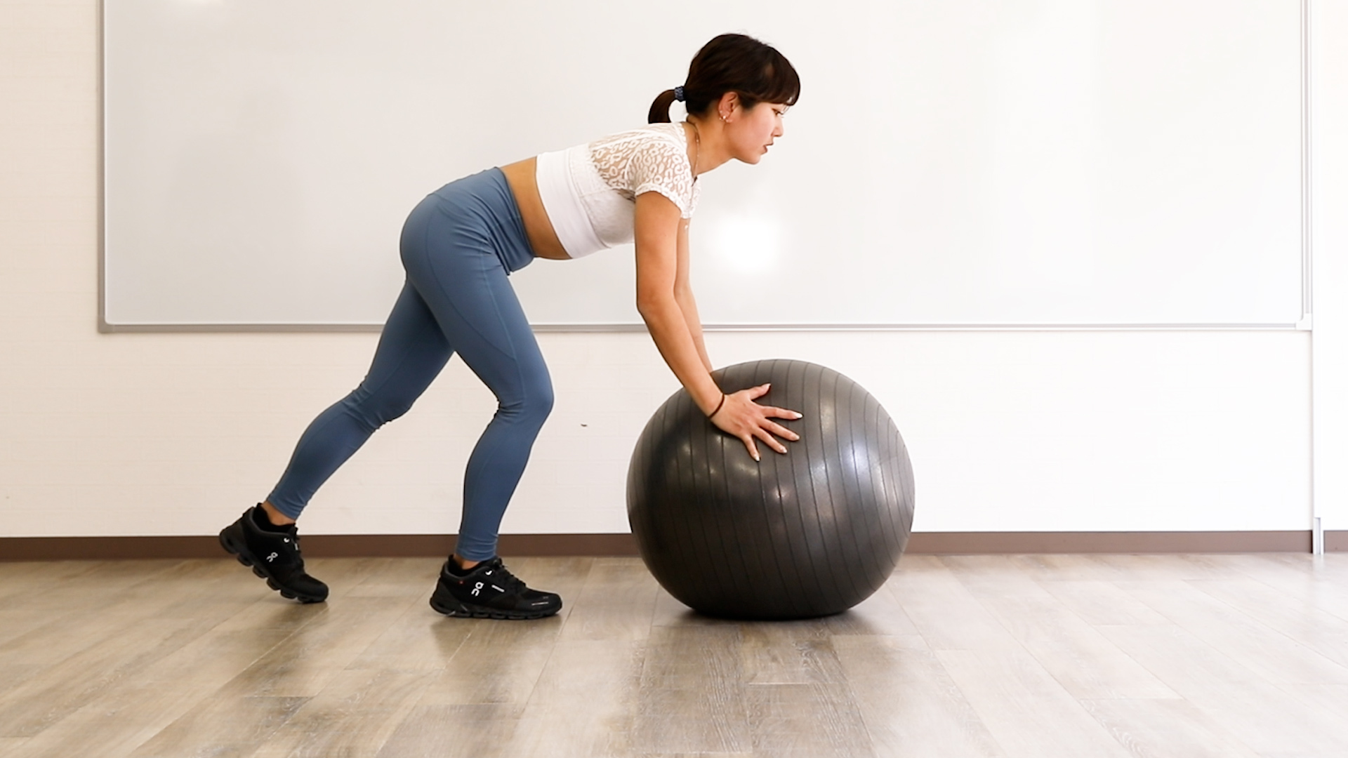 バランスボールハイプランクのやり方1_バランスボールに両手を置く