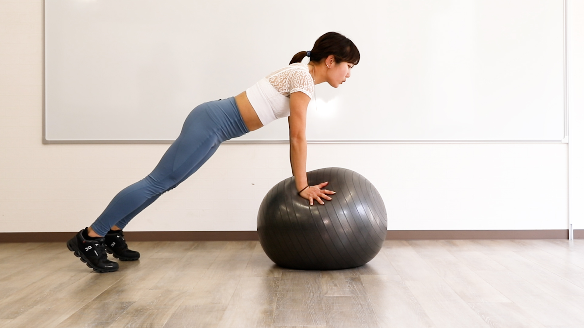 バランスボールハイプランクのやり方2_腕を伸ばし、頭からかかとまで一直線をキープ