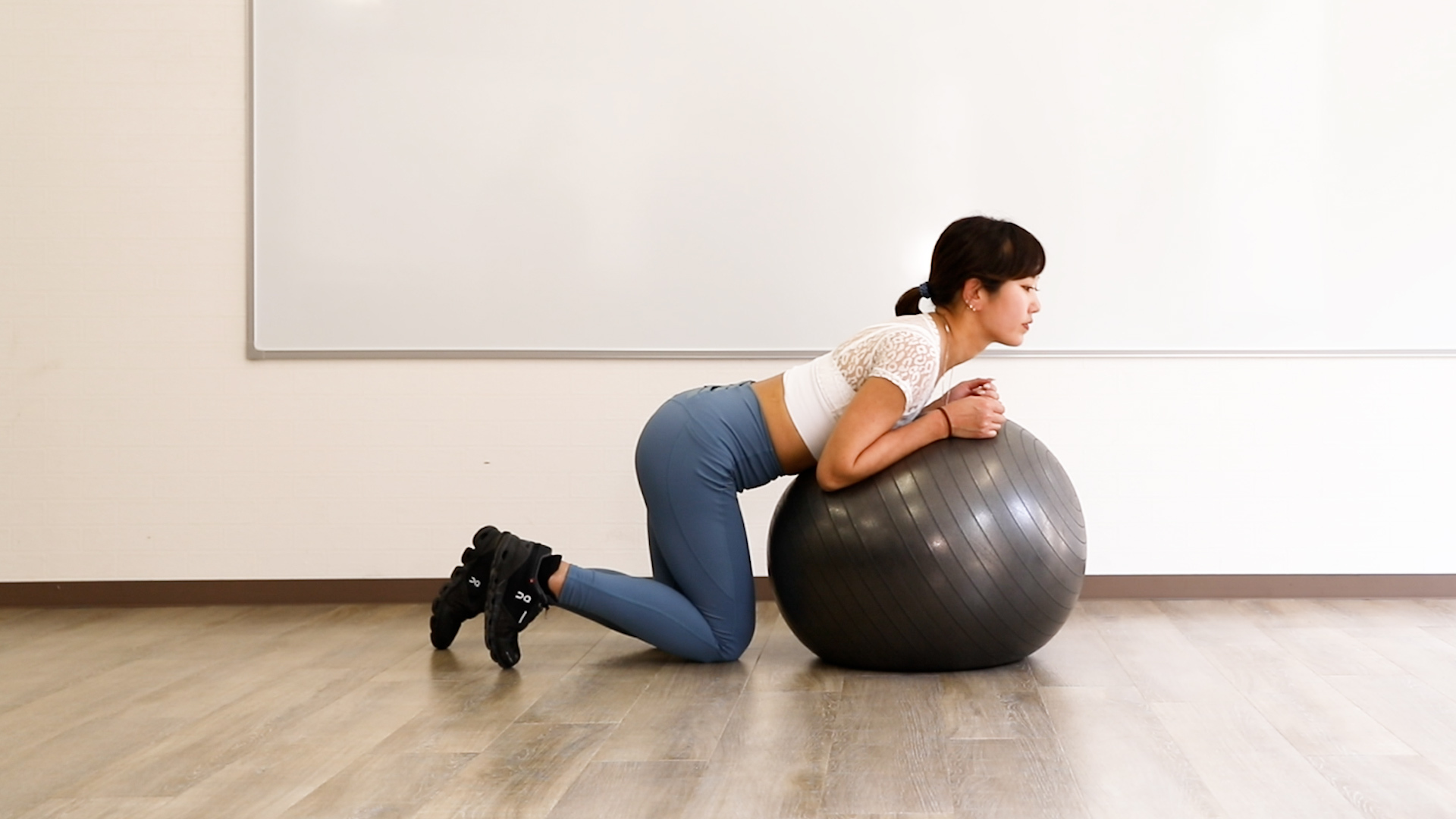 バランスボールプランクのやり方1_バランスボールに両肘を置く