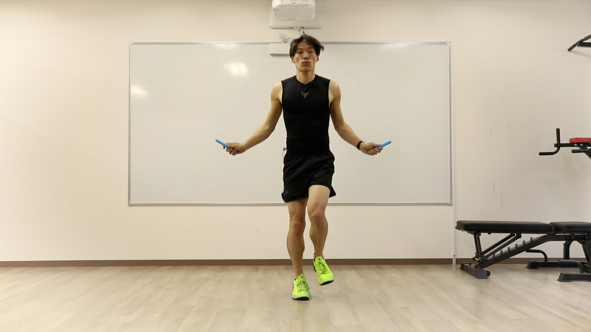 かけ足とびのやり方　縄を回して、片足ずつ交互にジャンプしていく