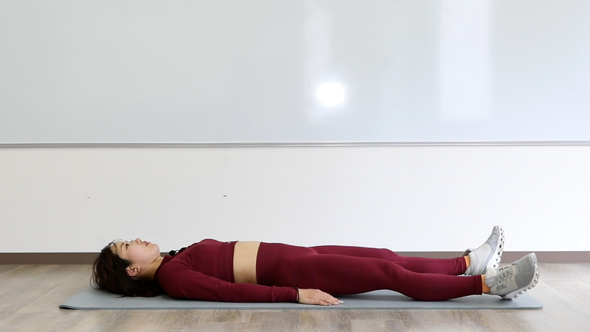 膝伸ばし足上げキープのやり方1　仰向けで寝転がる