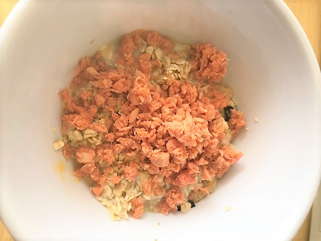 オートミールに鮭フレークなどを混ぜた画像