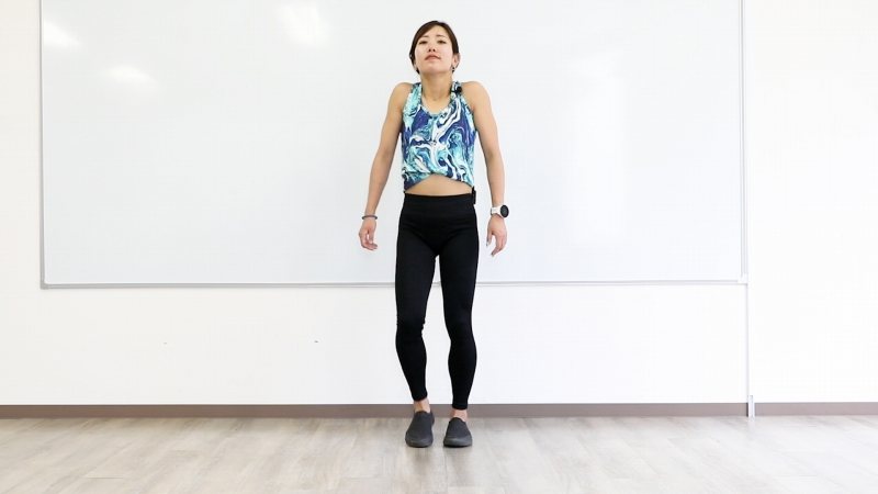 足踏みシュラッグのやり方1　足踏みしながら肩を上げる